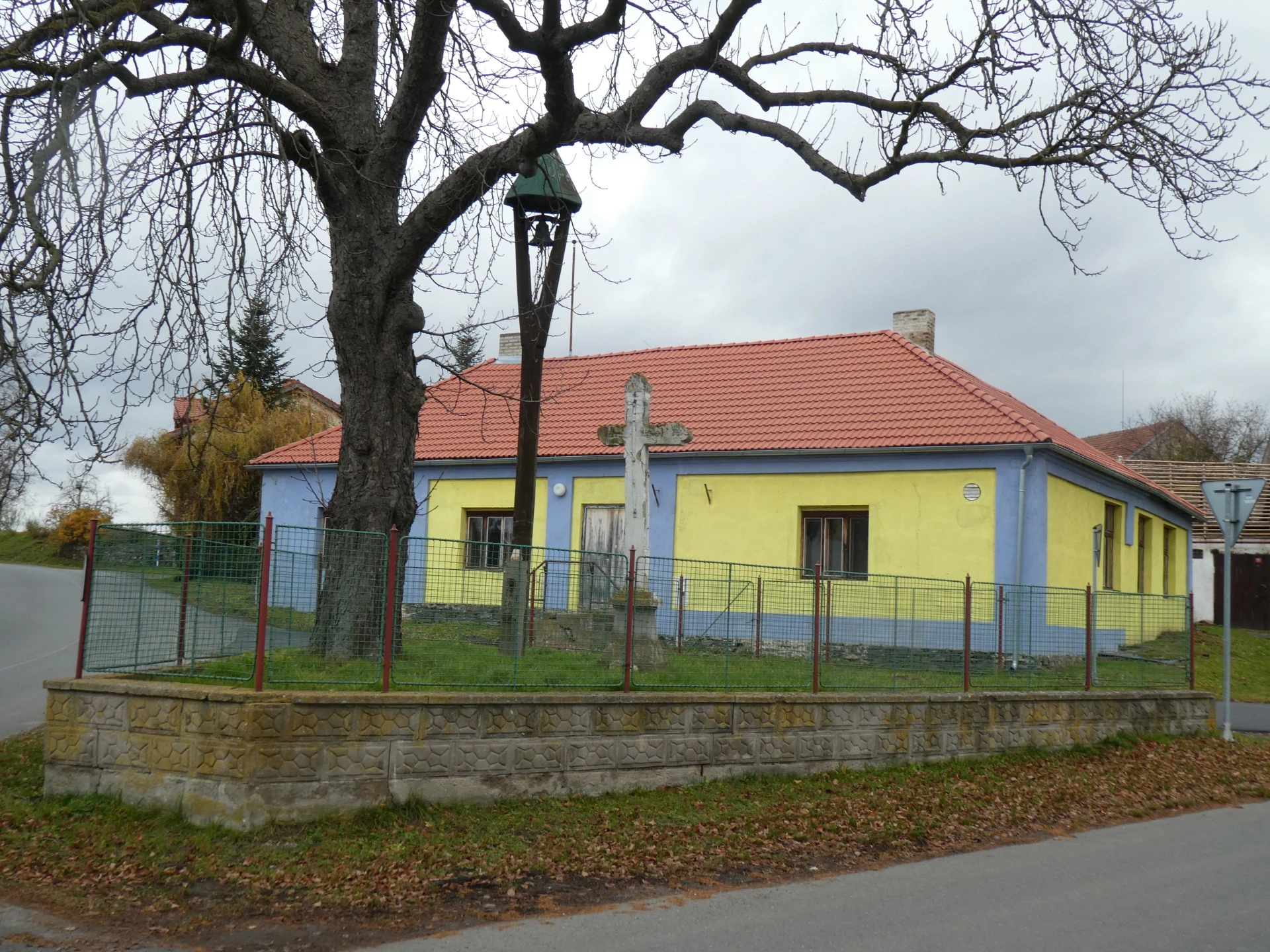 O předčasném pohřbu křížku v Zehubech